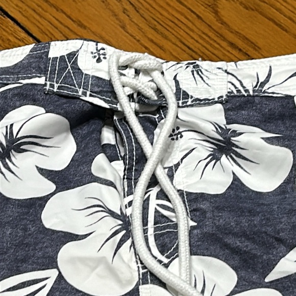 Hollister tropical hibiscus board shorts/swim trunks.Great condition. Size Large - Picture 3 of 10
